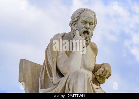 Sokrates-Statue vor der Akademie von Athen in Athen, Griechenland, Europa Stockfoto