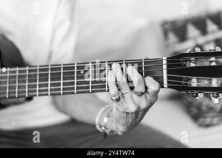Detaillierte Ansicht der Hände einer Frau, während sie Gitarre spielt Stockfoto