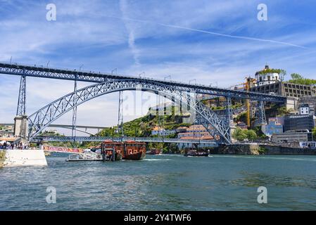 Dom Luis I Brücke, eine Doppelstockbrücke über den Fluss Douro in Porto, Portugal, Europa Stockfoto