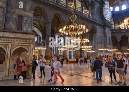 Touristen in der Hagia Sophia, ehemalige orthodoxe Kathedrale und osmanische Kaisermoschee, in Istanbul, Türkei, Asien Stockfoto