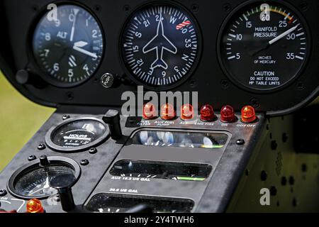 Cockpit mit Hubschrauberinstrumenten Stockfoto