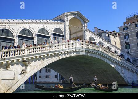 Gondelfahrt unter der Rialtobrücke (Ponte de Rialto) über den Canal Grande, Venedig, Italien, Europa Stockfoto