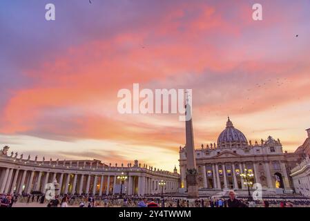 Blick auf den Sonnenuntergang über dem Petersdom in Vatikanstadt, der größten Kirche der Welt Stockfoto