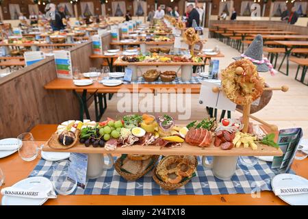 Gedeckte Tische mit bayerischer Brotzeit im Festzelt BOANDLKRAMEREI auf der Oide Wiesn, Zelt,Bierzelt, Presserundgang vor dem 189. Oktoberfest 2024 Uhr 19.09.2024 *** Tische mit bayerischen Snacks im BOANDLKRAMEREI Festzelt an der Oide Wiesn, Zelt, Bierzelt, Pressetour vor dem Oktoberfest 189 2024 am 19 09 2024 Stockfoto