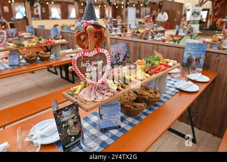 Gedeckte Tische mit bayerischer Brotzeit im Festzelt BOANDLKRAMEREI auf der Oide Wiesn, Zelt,Bierzelt, Presserundgang vor dem 189. Oktoberfest 2024 Uhr 19.09.2024 *** Tische mit bayerischen Snacks im BOANDLKRAMEREI Festzelt an der Oide Wiesn, Zelt, Bierzelt, Pressetour vor dem Oktoberfest 189 2024 am 19 09 2024 Stockfoto