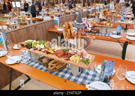 Gedeckte Tische mit bayerischer Brotzeit im Festzelt BOANDLKRAMEREI auf der Oide Wiesn, Zelt,Bierzelt, Presserundgang vor dem 189. Oktoberfest 2024 Uhr 19.09.2024 *** Tische mit bayerischen Snacks im BOANDLKRAMEREI Festzelt an der Oide Wiesn, Zelt, Bierzelt, Pressetour vor dem Oktoberfest 189 2024 am 19 09 2024 Stockfoto