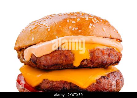 Ein doppelter Cheeseburger mit einer Sauce, die an der Seite tropft, lässt deinen Mund Wasser Stockfoto