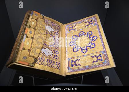 Koran (Koran) im Museum der türkischen und islamischen Künste, der religiöse Text des Islam, der von Muslimen geglaubt wird Stockfoto