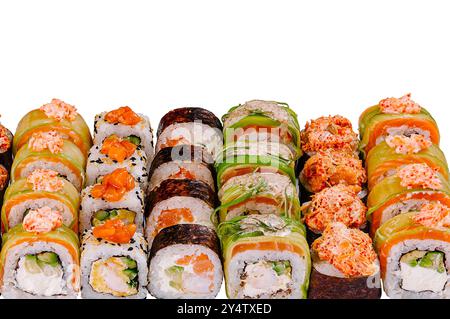 Sushi-Set mit Lachs, Avocado, philadelphia-Käse, Gurke und Garnelen auf weißem Hintergrund ist perfekt für Werbung für Lebensmittellieferservice Stockfoto