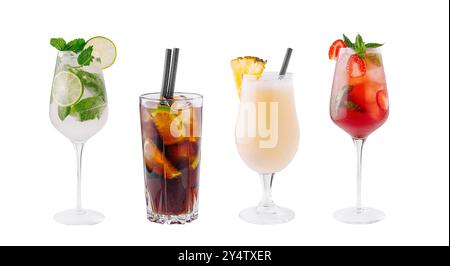 Vier farbenfrohe Cocktails mit Strohhalmen stehen auf weißem Hintergrund, perfekt für die Präsentation von Sommergetränken Stockfoto