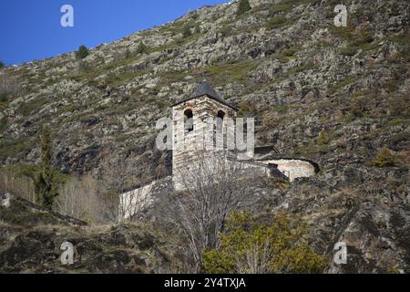 Kirche Sant Vicenc de Cabdella aus der Ferne gesehen. Stockfoto