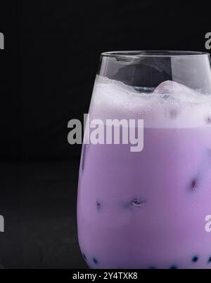 Glas gefüllt mit erfrischendem Eistee, einem beliebten taiwanesischen Getränk Stockfoto