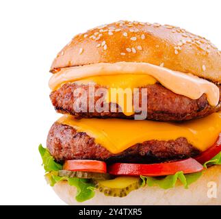 Doppelter Rindfleischburger mit geschmolzenem Cheddar-Käse, Gurken, Salat, Tomate und Sauce isoliert auf weißem Hintergrund Stockfoto