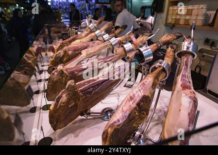 Die Verkaufsstände, die Jamon Serrano, den getrockneten spanischen Schinken aus iberischen Schweinen, verkaufen, in Barcelona, Spanien, Europa Stockfoto