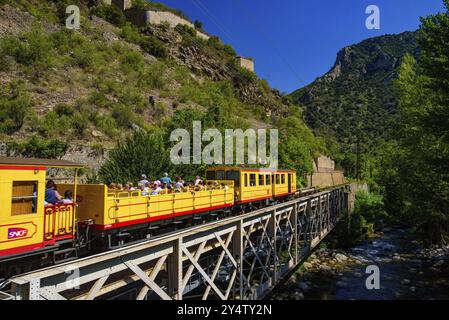 Der kleine gelbe Zug (Le Petit Train Jaune) führt durch Villefranche-de-Conflent, Frankreich, Europa Stockfoto