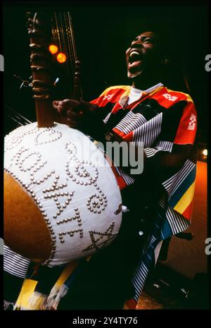 KORA INSTRUMENT, KONZERT, 1997: Afro Celt Sound System spielt ein riesiges Kora Instrument beim Cardiff Big Weekend Festival on Museum Rwns in Cardiff, Wales, UK am 10. August 1997. Foto: Rob Watkins. INFO: Afro Celt Sound System, eine Pioniergruppe, die in den 90er Jahren gegründet wurde, verschmolz traditionelle afrikanische und keltische Musik mit elektronischen Beats und globalen Einflüssen. Ihre aufregende Fusion, die in Tracks wie „Release“ und „When You're Falling“ präsentiert wird, schafft eine transzendente musikalische Reise, die Grenzen überwindet. Stockfoto