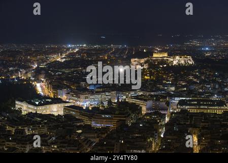 Panoramablick auf die Stadt Athen von lykavittos Hill bei Nacht Stockfoto