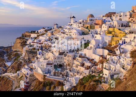 Oia Dorf im Sonnenuntergang, Santorin, Griechenland, Europa Stockfoto