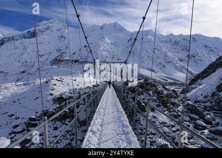 Wandern Sie auf der Hängebrücke, Hooker Valley Track im Winter, Mt Cook National Park, Neuseeland, Ozeanien Stockfoto