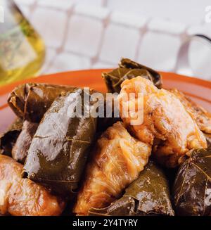 Nahaufnahme eines Tellers Sarkma, ein traditionelles balkangericht aus Traubenblättern und Kohl-Brötchen, gefüllt mit einer Mischung aus Reis und Fleisch Stockfoto