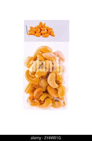 Geröstete und gesalzene Cashewnüsse in einem transparenten Kunststoffbeutel mit weißem Etikett Stockfoto