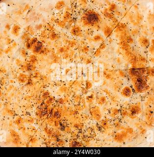 Frisch gebackenes Focaccia-Brot, gewürzt mit Kräutern und Gewürzen, eine perfekte Vorspeise oder Beilage Stockfoto