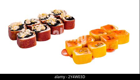 Zwei verschiedene Sushi-Brötchen, eines mit dunklem Topping und Nüssen, das andere mit einer hellen Orangensauce, serviert auf weißem Hintergrund Stockfoto