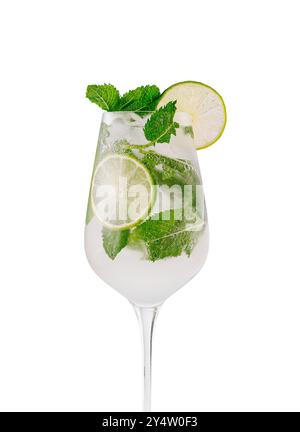 Ein Glas Mojito-Cocktail steht auf weißem Hintergrund mit Limetten- und Minzblättern Stockfoto