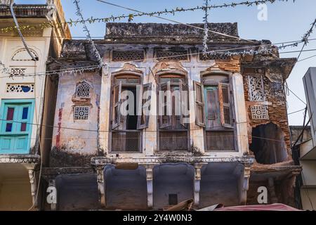 Puschkar, Rajasthan, Indien. Holzläden in einem heruntergekommenen Gebäude in Puschkar. Stockfoto