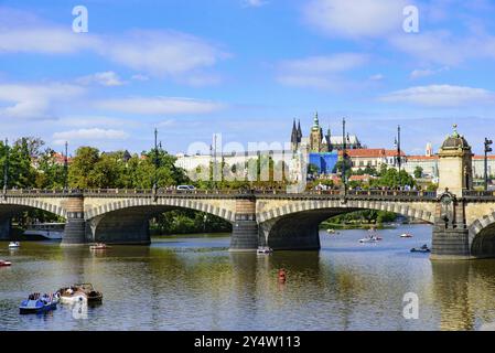 Legionenbrücke über die Moldau mit Prager Burg im Hintergrund in Prag, Tschechien, Europa Stockfoto