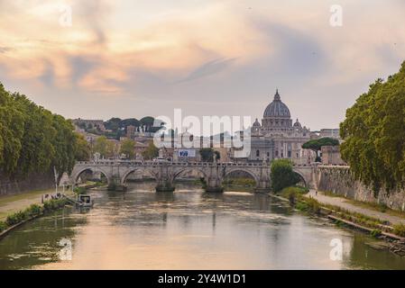 Blick auf den Petersdom, die Ponte Sant'Angelo und den Tiber bei Sonnenuntergang in Rom, Italien, Europa Stockfoto