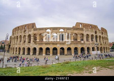 Kolosseum, ein ovales Amphitheater und die beliebteste Touristenattraktion in Rom, Italien und Europa Stockfoto