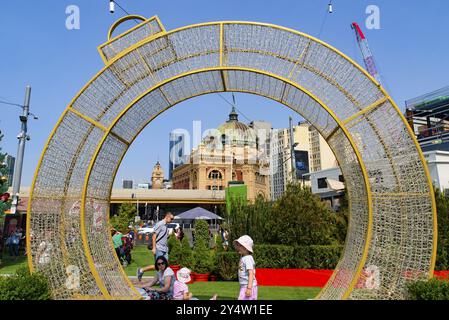 LED-Weihnachtsbaum und Dekoration am Christmas Square am Federation Square in Melbourne, Australien, Ozeanien Stockfoto