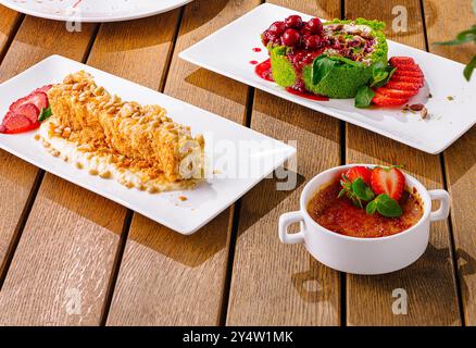 Auswahl eleganter Desserts auf Holztisch Stockfoto