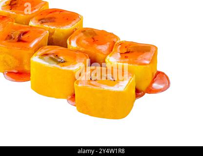 Sushi-Brötchen-Set bedeckt mit Soße auf weißem Hintergrund Stockfoto