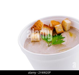 Cremige Pilzsuppe, serviert in einer weißen Schüssel mit Croutons und Petersilie darauf Stockfoto