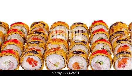 Tempura Maki Sushi-Brötchen bedeckt mit Semmelbröseln und Sesamsamen, die eine gerade Linie auf weißem Hintergrund bilden Stockfoto