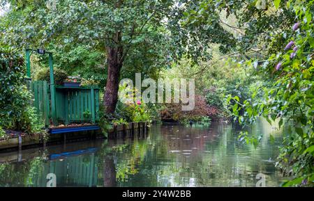 Die Gärten von Les Hortillonnages, Amiens, Frankreich, bestehen aus vielen kleinen Kulturinseln am Ufer des Flusses Somme, umgeben von Wasser. Stockfoto