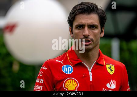 Marina Bay, Singapur, 19. September 2024, Carlos Sainz, aus Spanien, tritt für Ferrari an. Die Aufrüstung, Runde 18 der Formel-1-Meisterschaft 2024. Quelle: Michael Potts/Alamy Live News Stockfoto