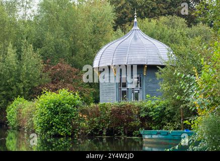 Die Gärten von Les Hortillonnages, Amiens, Frankreich, bestehen aus vielen kleinen Kulturinseln am Ufer des Flusses Somme, umgeben von Wasser. Stockfoto