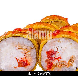 Nahaufnahme mehrerer köstlicher Tempura Maki Sushi-Brötchen mit scharfer Sauce, die auf weißem Hintergrund präsentiert werden Stockfoto