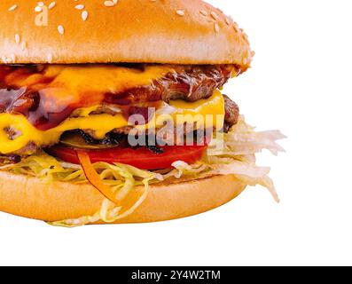 Köstlicher doppelter Cheeseburger mit saftigen Rindfleischpasteten, geschmolzenem Käse und frischen Toppings, isoliert auf weiß Stockfoto