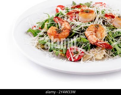 Köstliches und gesundes mediterranes Gericht mit Garnelen, Pasta und Parmesankäse wird auf weißem Teller serviert Stockfoto