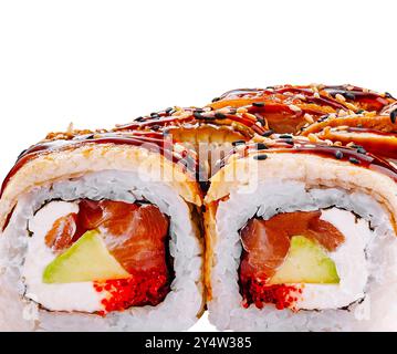 Sushi-Brötchen mit Lachs, Avocado, Frischkäse, Tobiko-Kaviar, Aal und Sesamsamen werden auf weißem Hintergrund serviert Stockfoto