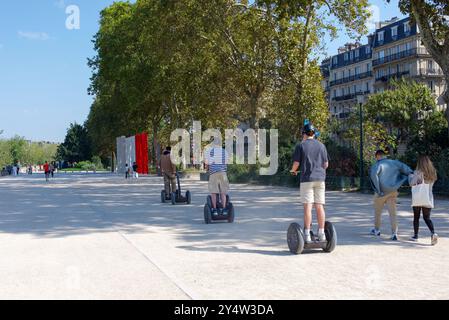 Paris, Frankreich, 09.18.2024. Ein Reiseleiter, der eine Gruppe von Touristen an einem sonnigen Sommertag auf dem Seeweg durch Paris führt. Stockfoto