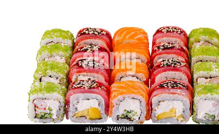 Sushi-Set mit Thunfisch, Lachs, Garnelen, Mango, Gurke, sesamsamen und grüner Tobiko-Kaviar Stockfoto