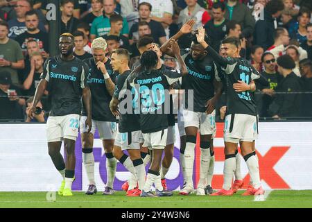 ROTTERDAM, NIEDERLANDE - 19. SEPTEMBER: Victor Boniface von Bayer 04 Leverkusen, Jeremie Frimpong von Bayer 04 Leverkusen, Robert Andrich von Bayer 04 Leverkusen, Alejandro Grimaldo von Bayer 04 Leverkusen, Martin Terrier von Bayer 04 Leverkusen, Edmond Tapsoba von Bayer 04 Leverkusen feiert nach dem vierten Tor des Teams während der Champions League-League-League-League-Phase - Spiel am 1. Spieltag zwischen Feyenoord und Bayer 04 Leverkusen im Stajenusen, 19. September 2024 in Rotterdam, Stajenusen, Niederlande. (Foto: Hans van der Valk/Orange Pictures) Stockfoto