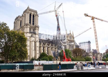 Paris, Frankreich, 09.16.2024. Seitenansicht der Notre Dame, die nach dem Brand im April 2019 restauriert wurde Stockfoto