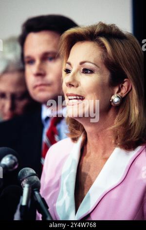 TV-Persönlichkeit Kathie Lee Gifford, richtig, mit U. Christopher Smith, R-NJ, während einer Pressekonferenz zum Thema Sweatshop-Arbeit in der Modebranche am Capitol Hill, 15. Juli 1996 in Washington, D.C. Stockfoto