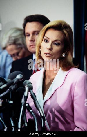 TV-Persönlichkeit Kathie Lee Gifford, richtig, mit U. Christopher Smith, R-NJ, während einer Pressekonferenz zum Thema Sweatshop-Arbeit in der Modebranche am Capitol Hill, 15. Juli 1996 in Washington, D.C. Stockfoto